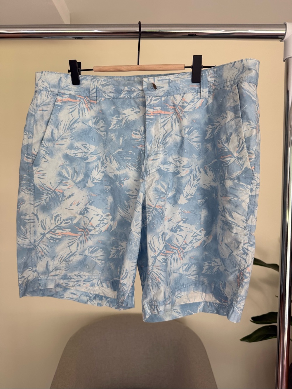 Columbia Light Blue & White Tropical Print Men's Shorts
